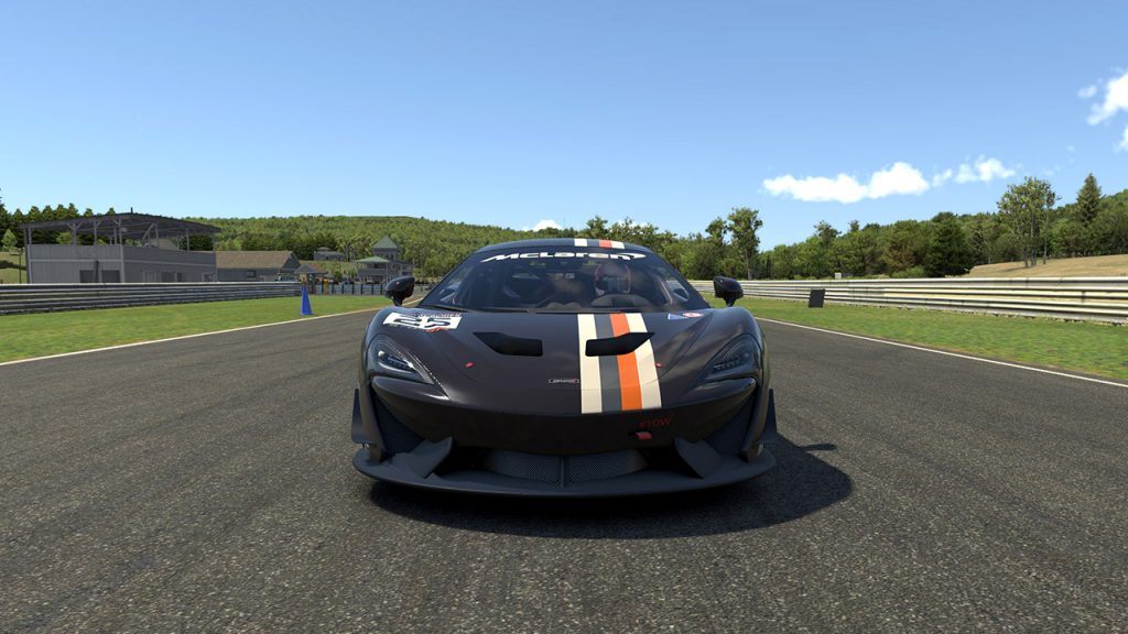McLaren 570S GT4 su iRacing: La Guida per Iniziare.