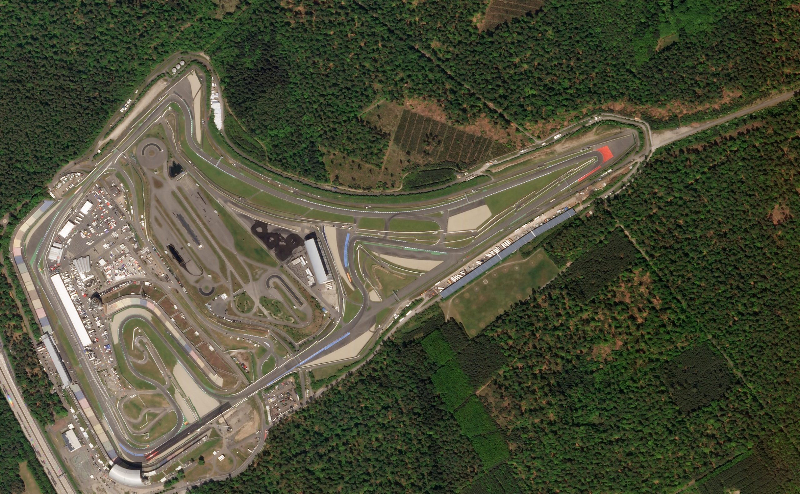 Hockenheimring,_April_29,_2018_SkySat_(crop) Guida al Circuito di Hockenheim Short A su Automobilista 2.